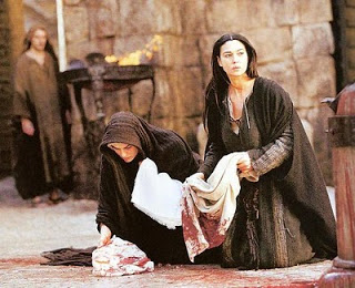 la-pasion-de-cristo-Recogen-sangre