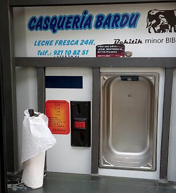 1274-04-05-16-casqueria-leche-humor