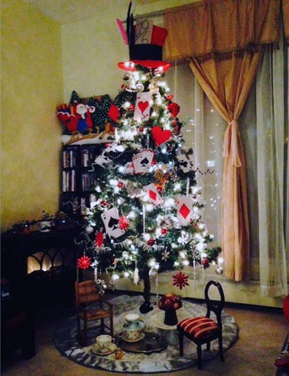 9-arboles-navidad-frikis-alicia-en-el-pais-de-las-maravillas